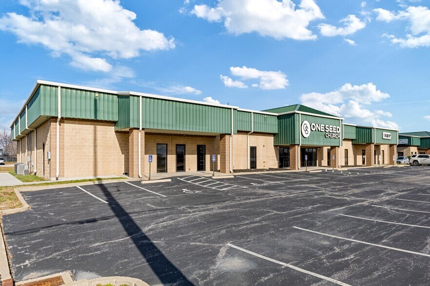 1215 Tom Ginnever Ave, O'Fallon, MO à louer - Photo de l’immeuble – Image 3 sur 39