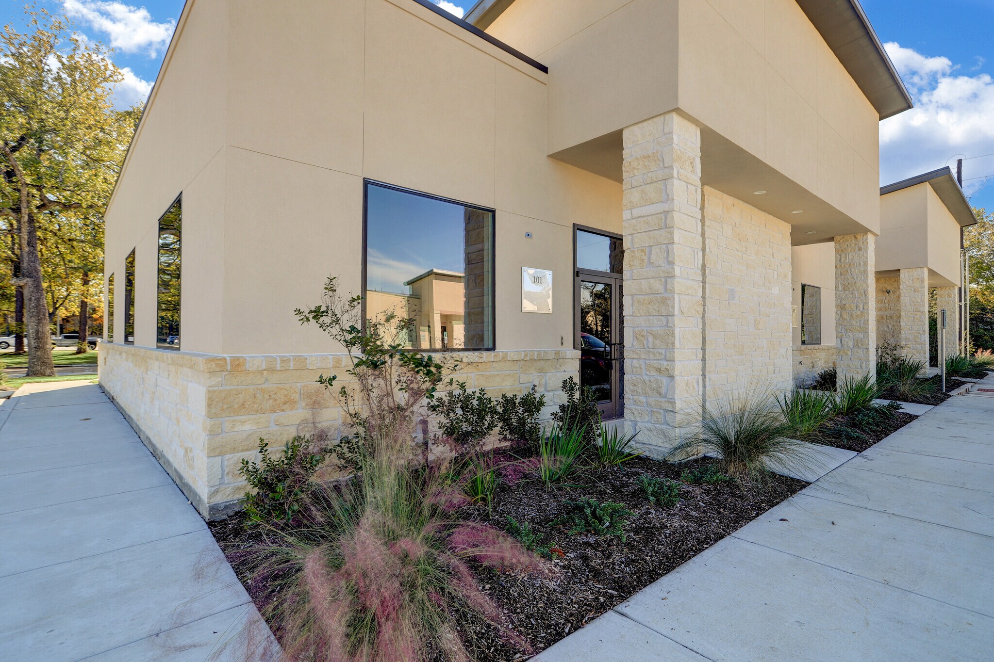 855 Rockmead Dr, Kingwood, TX à vendre Photo de l’immeuble– Image 1 sur 14