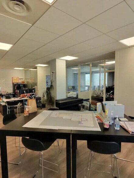 Bureau dans Aubagne à louer - Photo de l’immeuble – Image 1 sur 5