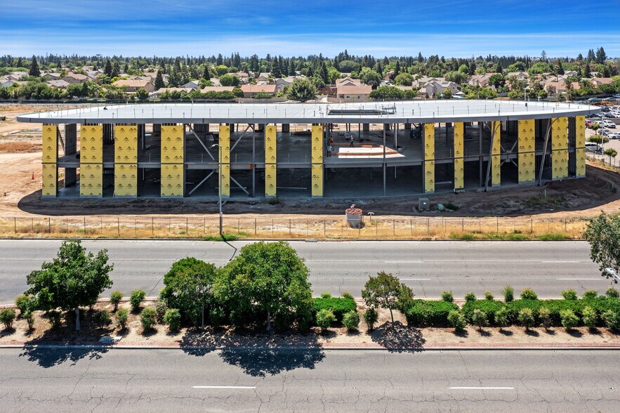 700 W Herndon Ave, Clovis, CA à louer - Photo de l’immeuble – Image 3 sur 6