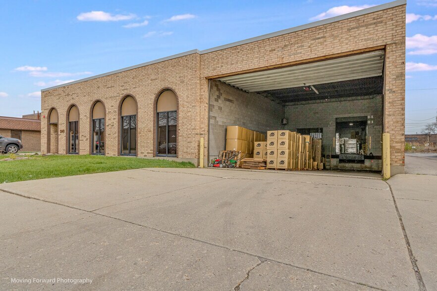 1340 Louis Ave, Elk Grove Village, IL à louer - Photo de l’immeuble – Image 2 sur 29