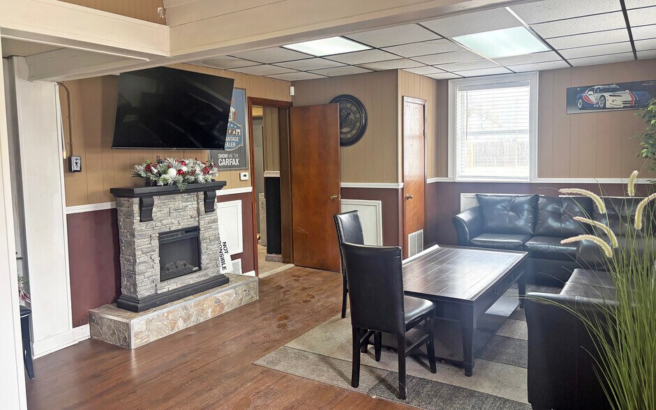 17206 E Thirteen Mile Rd, Roseville, MI à vendre - Photo intérieure – Image 3 sur 8