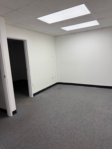 1712 Clubhouse Rd, Reston, VA à louer - Photo de l’immeuble – Image 3 sur 17