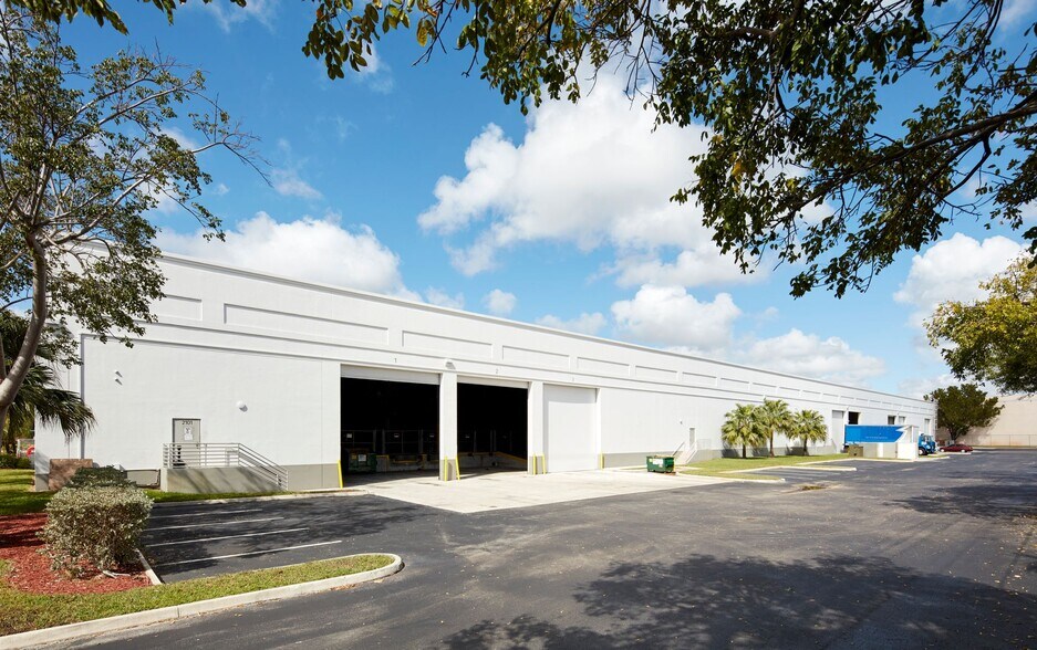 2101-2119 NW 84th Ave, Miami, FL à louer - Photo de l’immeuble – Image 3 sur 3
