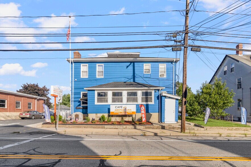 681 Providence St, West Warwick, RI à vendre - Photo de l’immeuble – Image 2 sur 47