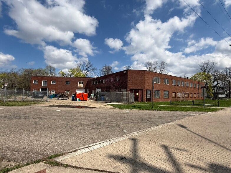 808 Cobb Ave, Kalamazoo, MI à vendre - Photo principale – Image 1 sur 3