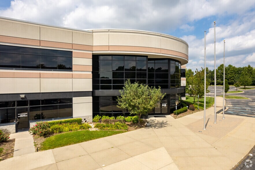 2110 Executive Hills Ct, Auburn Hills, MI à louer - Photo de l’immeuble – Image 2 sur 11