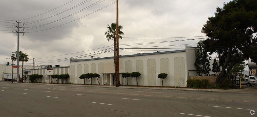 1329-1335 E Warner Ave, Santa Ana, CA à louer - Photo de l’immeuble – Image 3 sur 7