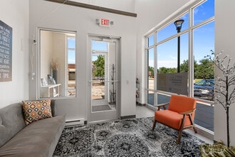 15040-15200 W Greenfield Ave, Brookfield, WI à louer Photo intérieure– Image 2 sur 5