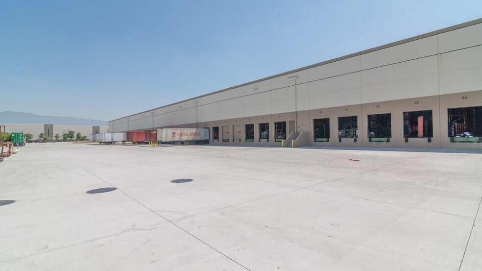 13310 Valley Blvd, Fontana, CA à louer - Photo de l’immeuble – Image 2 sur 2