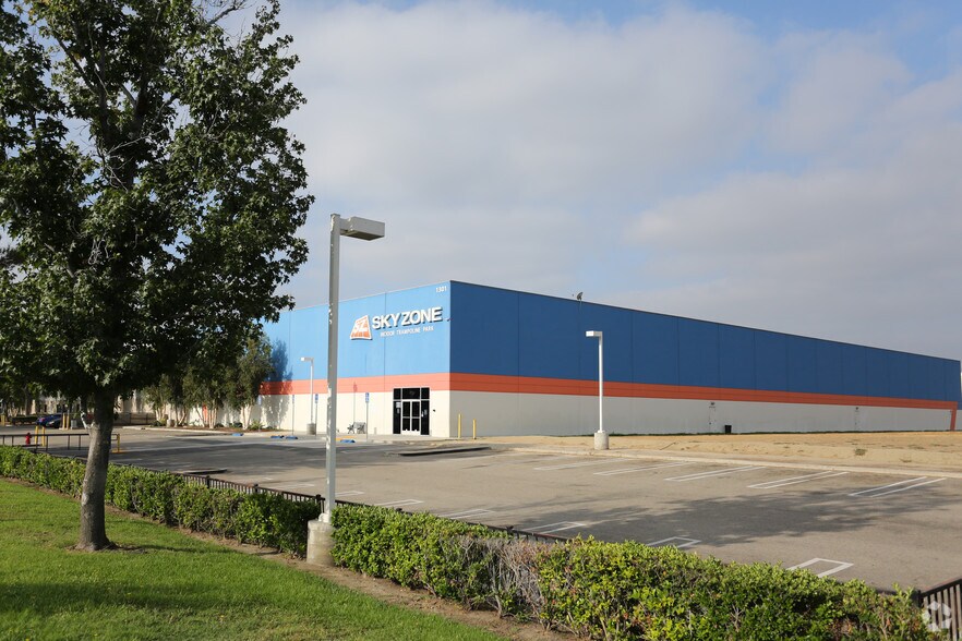 5001 E La Palma Ave, Anaheim, CA à louer - Photo de l’immeuble – Image 3 sur 4