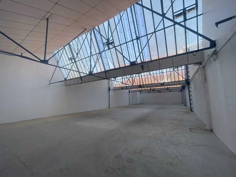 Local d’activités dans Montreuil à louer - Photo de l’immeuble – Image 1 sur 6