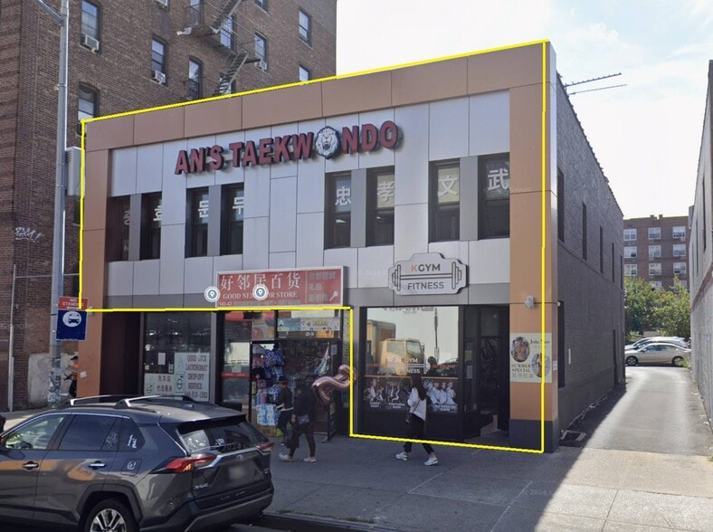14240 Roosevelt Ave, Flushing, NY à louer - Photo principale – Image 1 sur 6