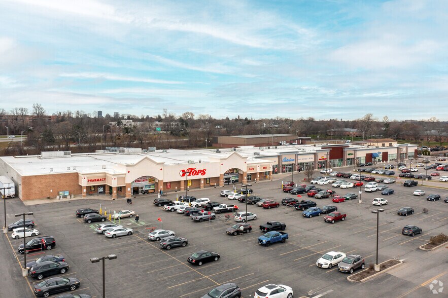 999 Ridge Rd E, Rochester, NY à louer - Photo de l’immeuble – Image 3 sur 4