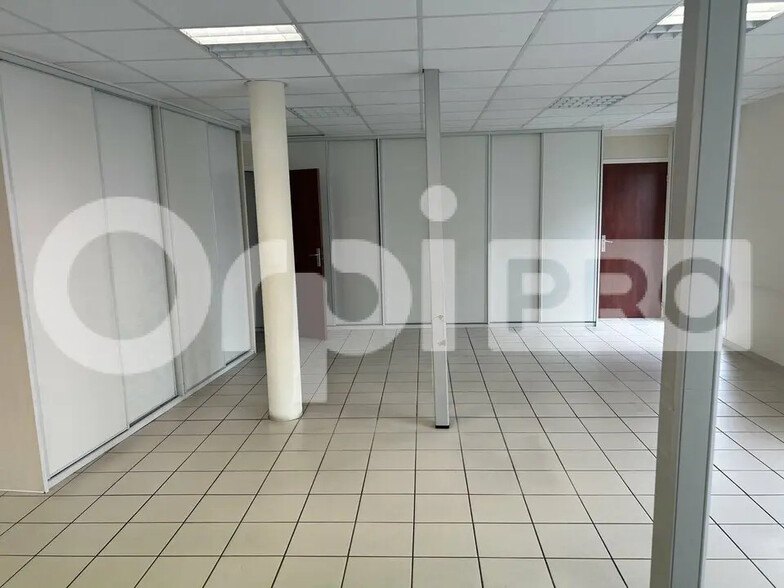Bureau dans Beauvais à louer - Photo de l’immeuble – Image 2 sur 12