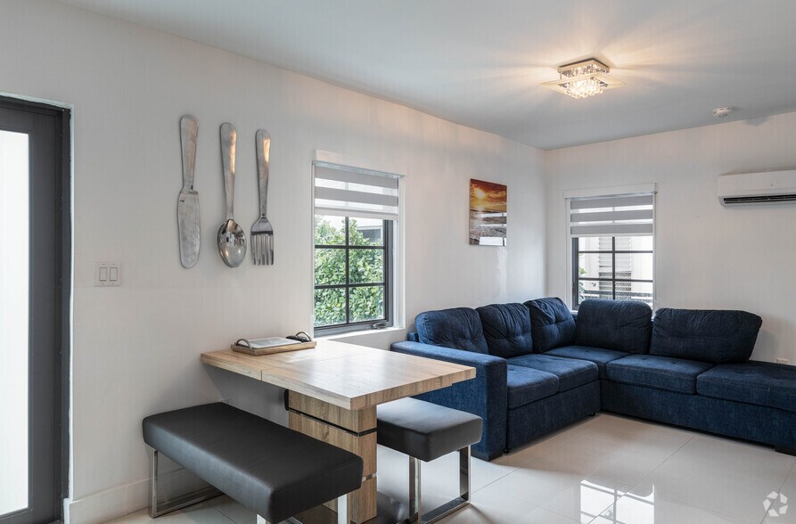 7910 Byron Ave, Miami Beach, FL à vendre - Photo intérieure – Image 3 sur 24