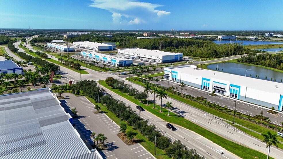 16200 Ben Hill Griffin Pky, Fort Myers, FL à louer - Photo de l’immeuble – Image 2 sur 7