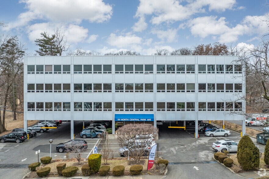 111 N Central Ave, Hartsdale, NY à louer - Photo de l’immeuble – Image 2 sur 19