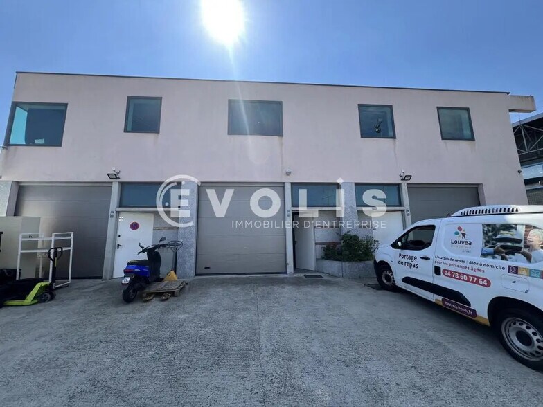 Local d’activités dans Vénissieux à louer - Photo de l’immeuble – Image 1 sur 10