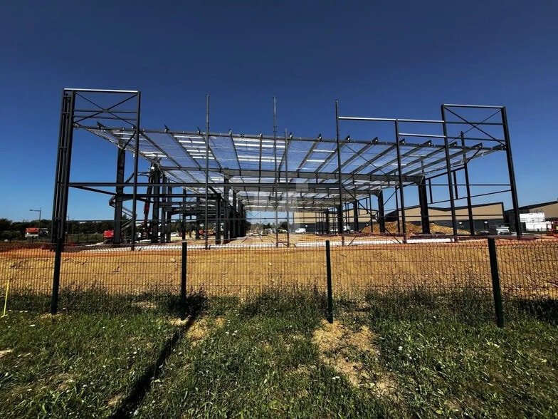 Local d'activités dans Moissy-Cramayel à vendre - Photo de la construction – Image 3 sur 6