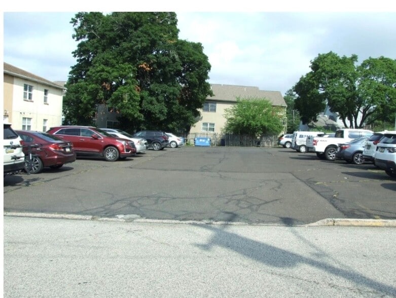 101 Roesch Ave, Oreland, PA à louer - Photo de l’immeuble – Image 3 sur 5