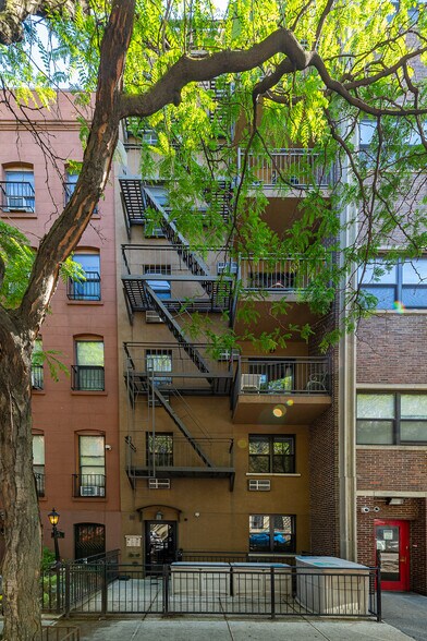 447 W 47th St, New York, NY à vendre - Photo de l’immeuble – Image 2 sur 15
