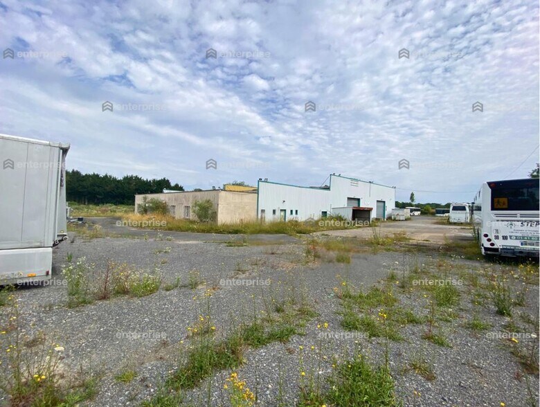 Local d’activités dans Crépy-en-Valois à louer - Photo de l’immeuble – Image 2 sur 7