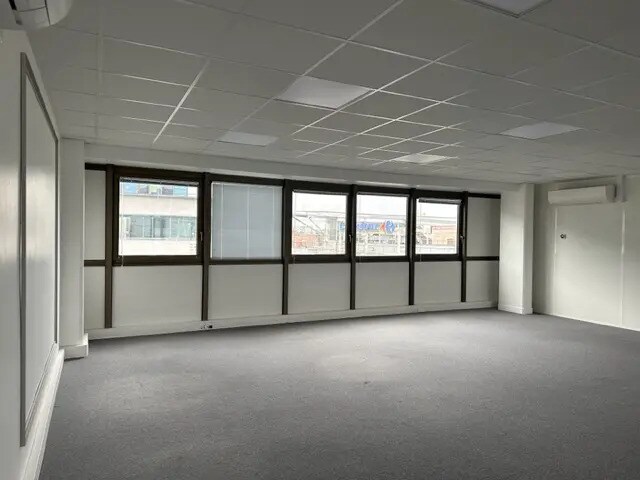 Bureau dans Ivry-Sur-Seine à louer - Photo de l’immeuble – Image 2 sur 5