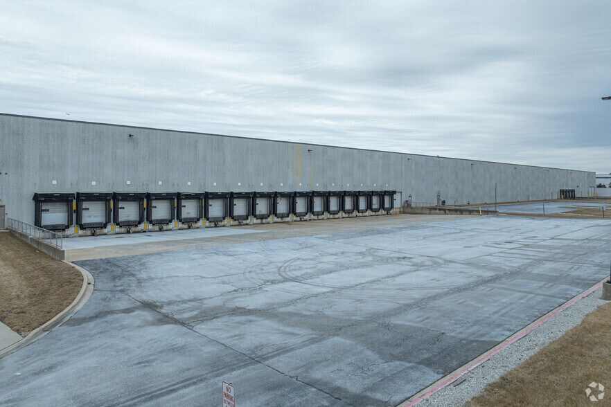 284-314 E Lies Rd, Carol Stream, IL à louer - Photo de l’immeuble – Image 3 sur 4