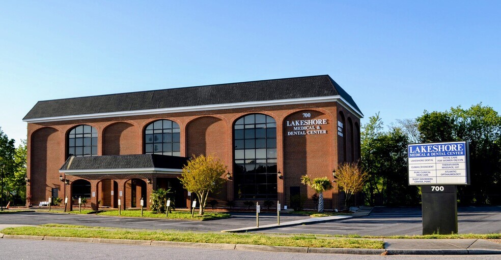700 Independence Cir, Virginia Beach, VA à louer - Photo de l’immeuble – Image 1 sur 15