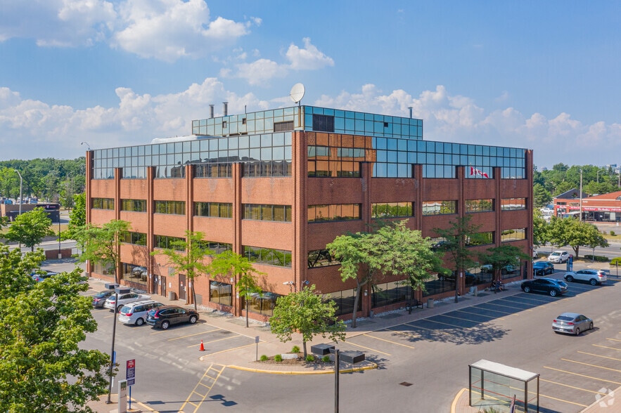 1300 Central Pky, Mississauga, ON à louer - Photo de l’immeuble – Image 3 sur 8