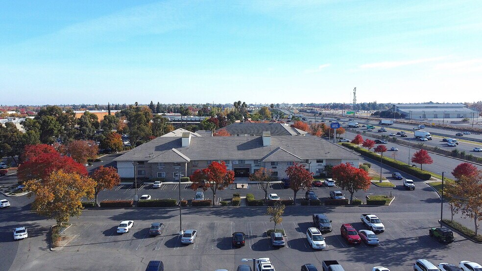 1720 Sisk Rd, Modesto, CA à vendre - Photo de l’immeuble – Image 2 sur 14