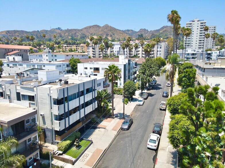 1627 N Poinsettia Pl, Los Angeles, CA à vendre - Photo de l’immeuble – Image 2 sur 14