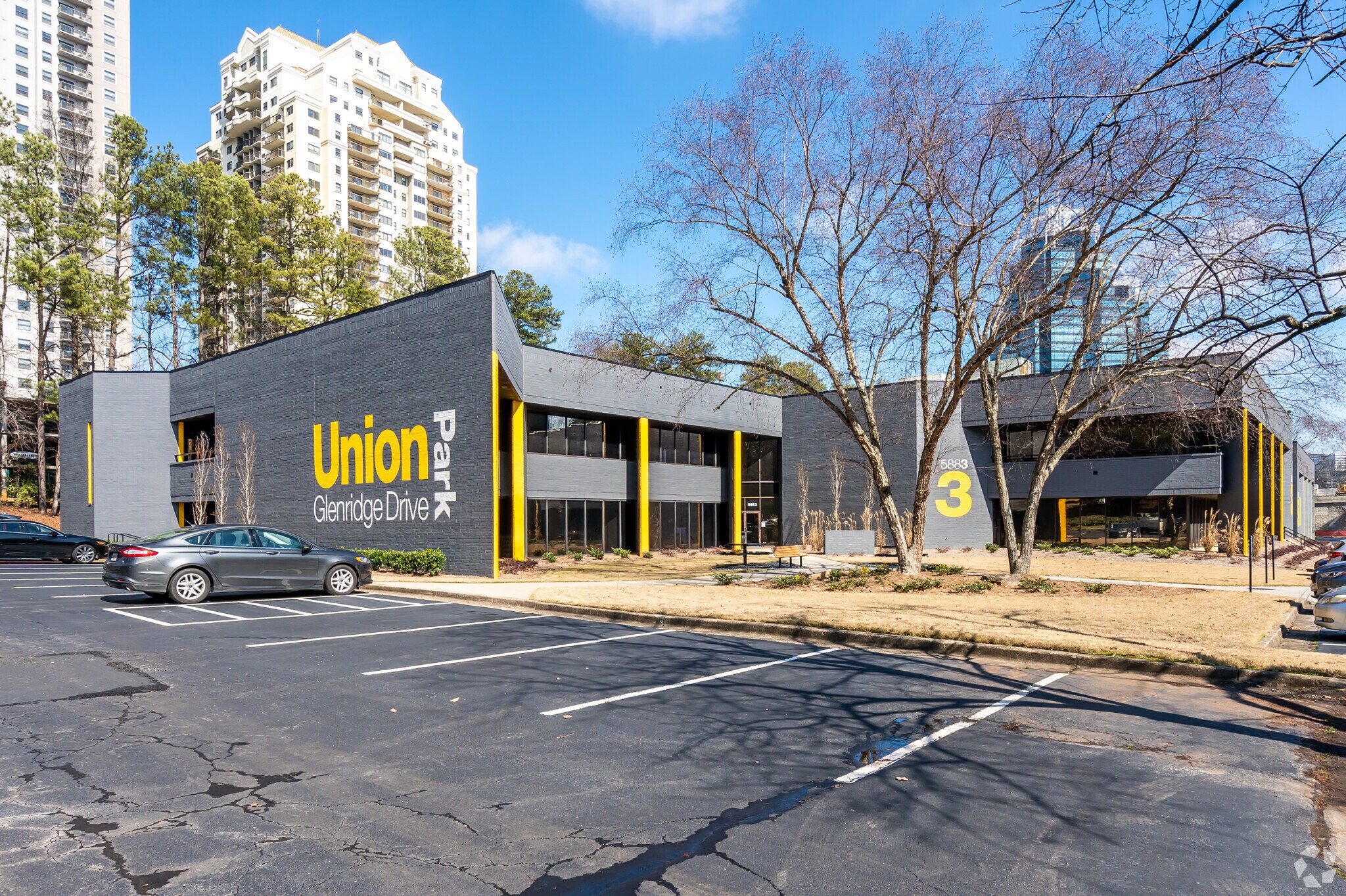 5883 Glenridge Dr NE, Atlanta, GA à louer Photo principale– Image 1 sur 17