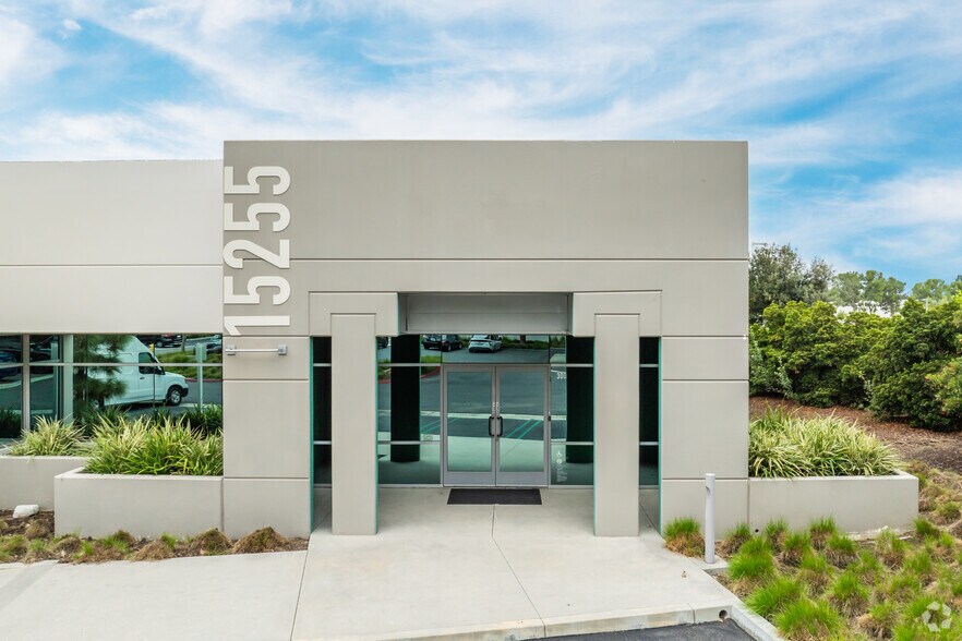 15255 Alton Pky, Irvine, CA à louer - Photo de l’immeuble – Image 2 sur 5