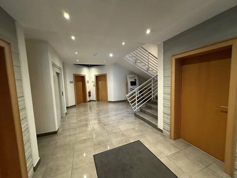 Bureau dans Entzheim à louer - Hall d’entrée – Image 2 sur 7