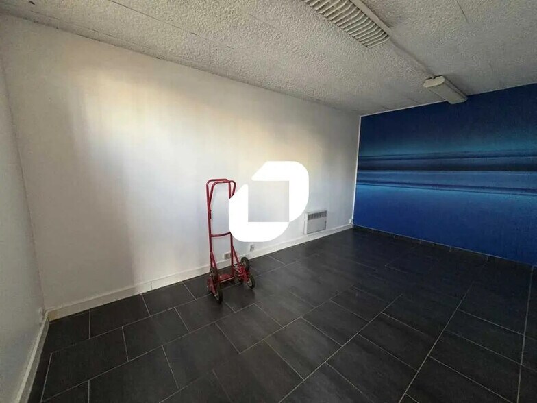 Bureau dans Évry-Courcouronnes à vendre - Photo de l’immeuble – Image 3 sur 7