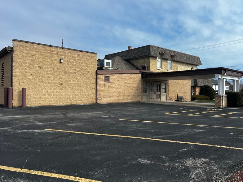 1122 S 8th St, Manitowoc, WI à vendre - Photo de l’immeuble – Image 3 sur 4