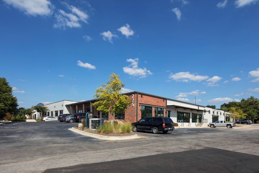 225 Ottley Dr NE, Atlanta, GA à louer - Photo de l’immeuble – Image 2 sur 13