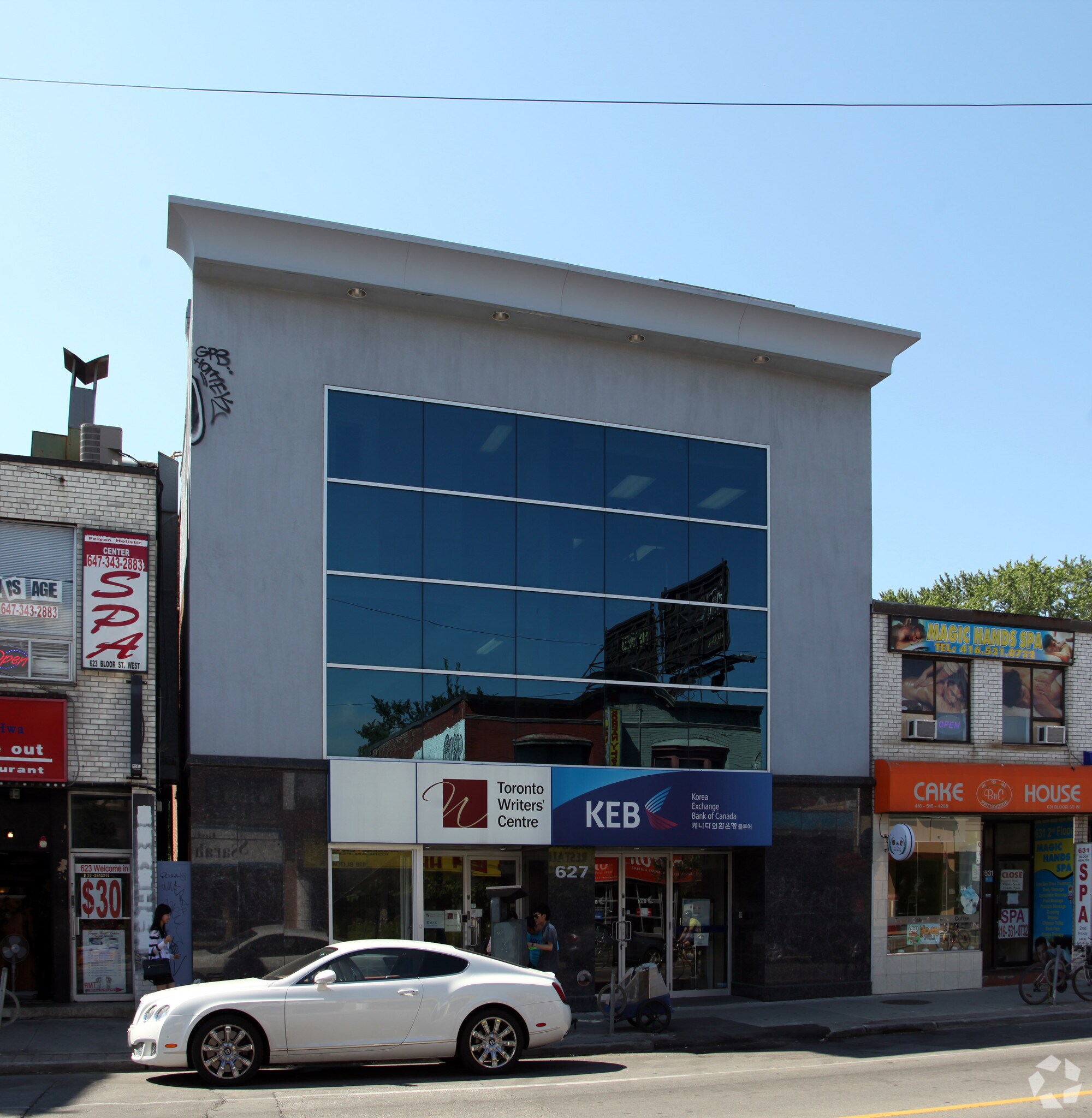 627 Bloor St W, Toronto, ON à louer Photo de l’immeuble– Image 1 sur 29