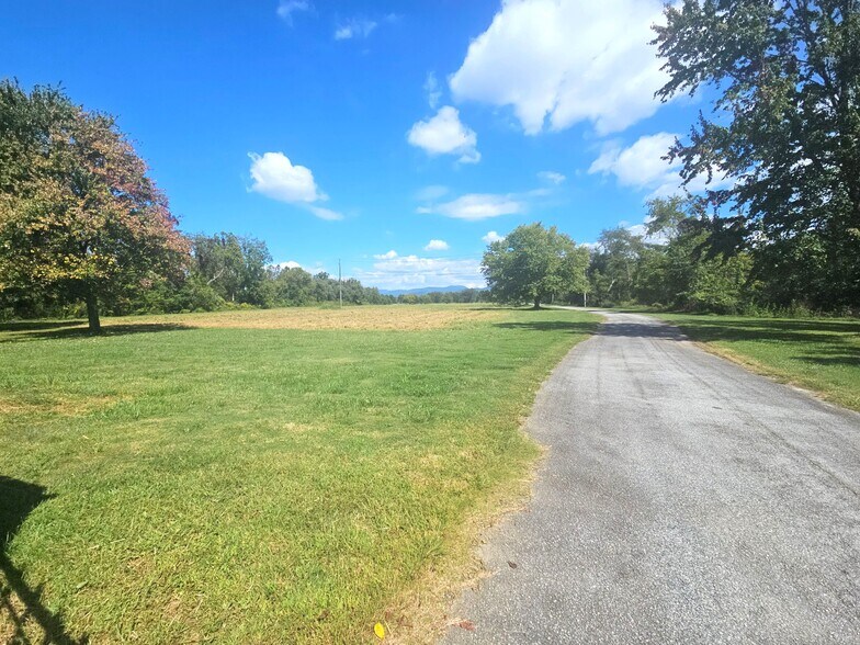 111 Howard Gap Rd, Fletcher, NC à vendre - Photo de l’immeuble – Image 2 sur 24