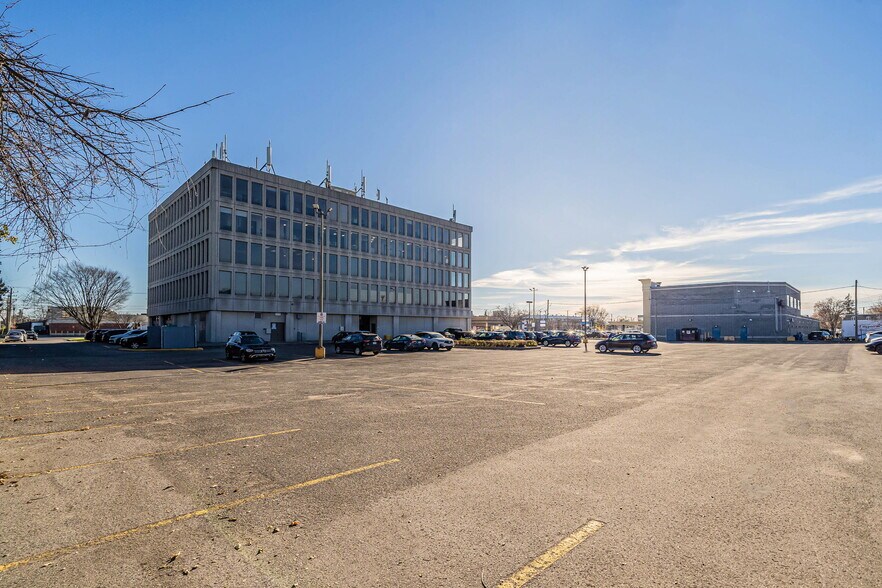 3131 Boul de la Concorde E, Laval, QC à louer - Photo de l’immeuble – Image 3 sur 18