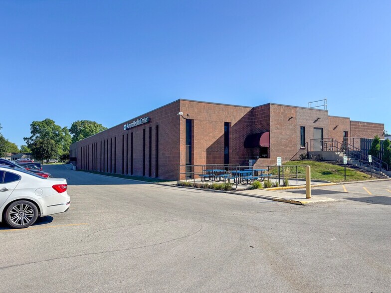 6901 W Edgerton Ave, Greenfield, WI à vendre - Photo de l’immeuble – Image 2 sur 10