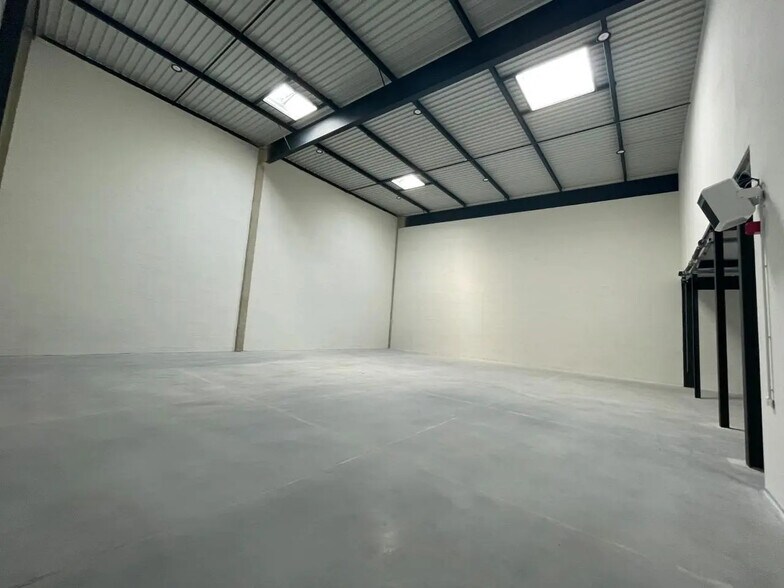 Local d’activités dans Osny à louer - Photo de l’immeuble – Image 3 sur 62