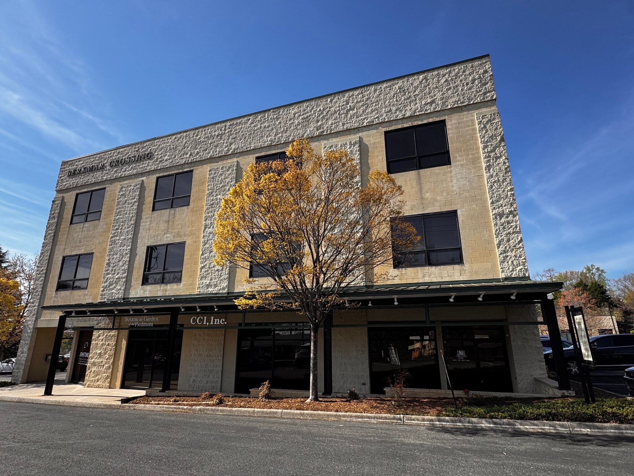 684 Berkmar Cir, Charlottesville, VA à louer Photo principale– Image 1 sur 73