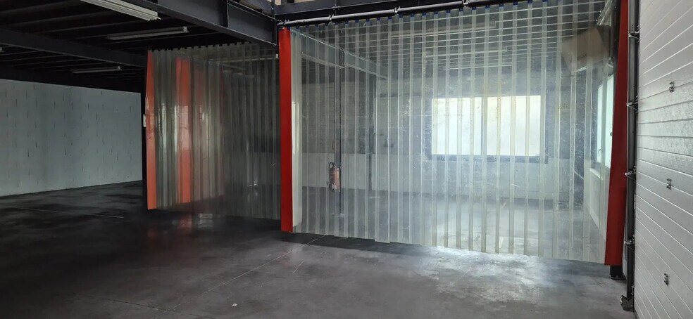 Local d’activités dans Vaulx-en-Velin à louer - Photo de l’immeuble – Image 1 sur 8