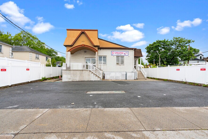2707 Hylan Blvd, Staten Island, NY à louer - Photo de l’immeuble – Image 1 sur 41