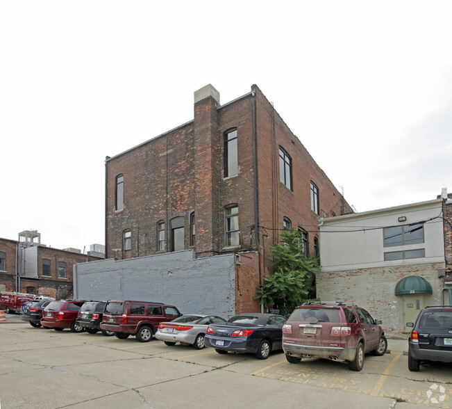 16-20 W Huron St, Pontiac, MI à louer - Photo de l’immeuble – Image 2 sur 9