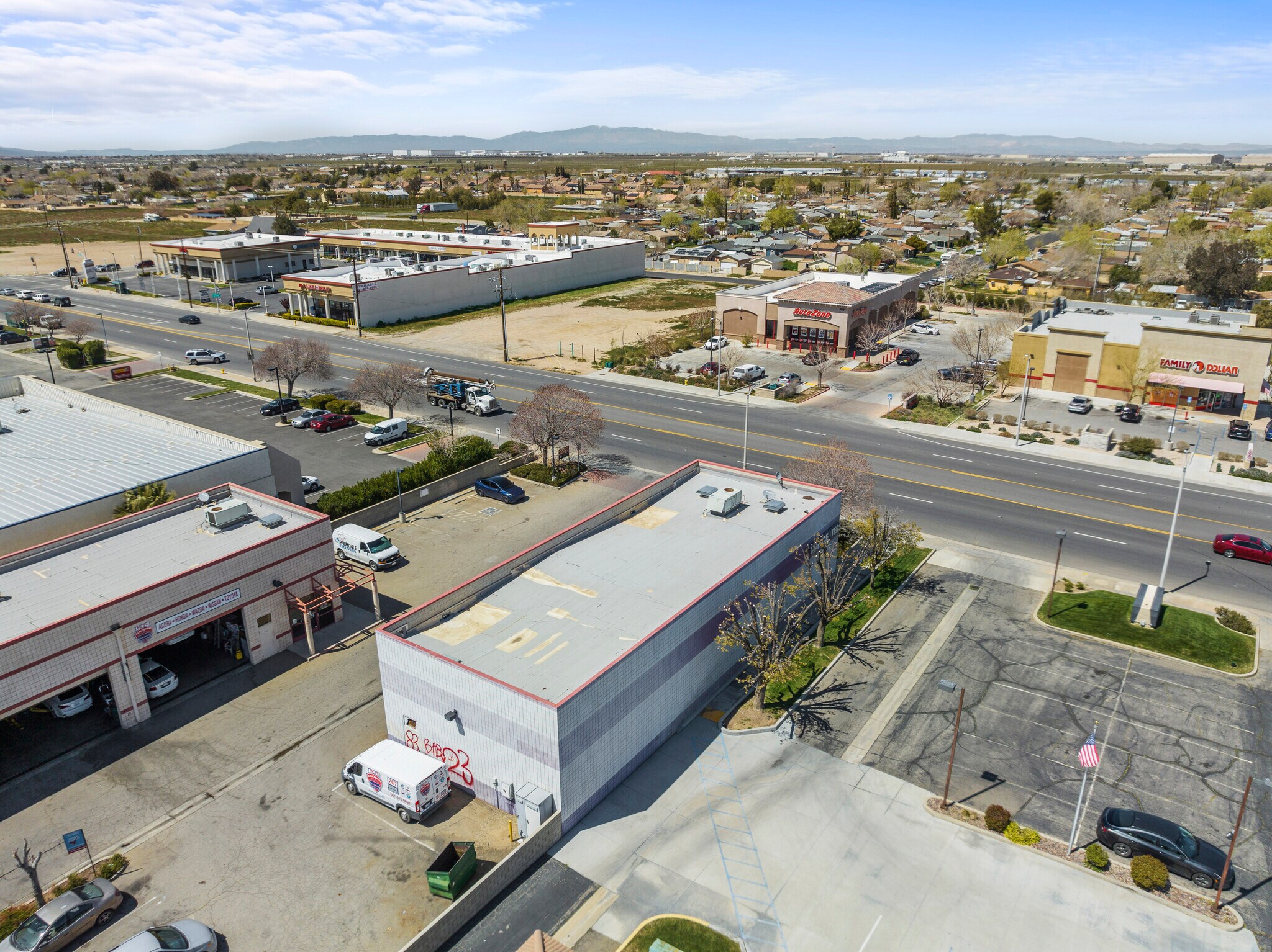 3084 E Palmdale Blvd, Palmdale, CA à louer Photo de l’immeuble– Image 1 sur 4