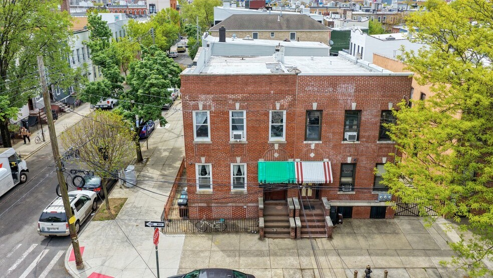 470 Fairview Ave, Ridgewood, NY à vendre - Photo principale – Image 1 sur 16